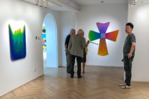 Jerry Zeniuk, Ingrid Floss, Raimer Jochims und Kenna Xu in der Ausstellung