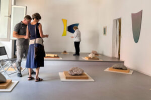 Raimer Jochims Ausstellung "Steine" 2026 am Kirchberg in Maintal Hochstadt