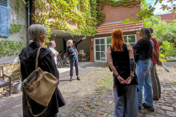 Eine Gruppe des BBK Südhessen in der Ausstellung von Raimer Jochims' Steinen am Eliashof