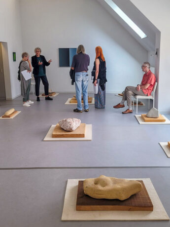 Eine Gruppe des BBK Südhessen in der Ausstellung von Raimer Jochims' Steinen am Eliashof