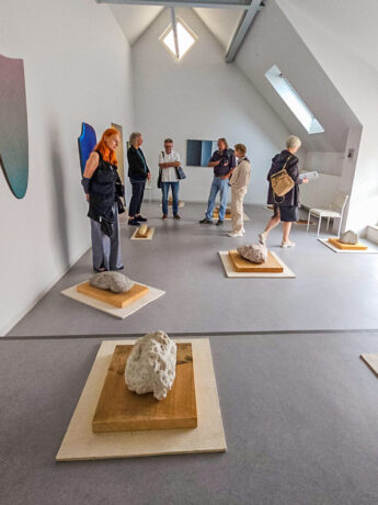Eine Gruppe des BBK Südhessen in der Ausstellung von Raimer Jochims' Steinen am Eliashof