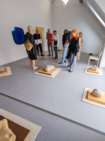 Eine Gruppe des BBK Südhessen in der Ausstellung von Raimer Jochims' Steinen am Eliashof
